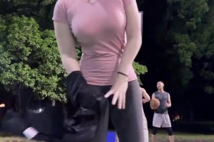 太喜欢了 打野球你愿意和“肘姐”一队嘛？